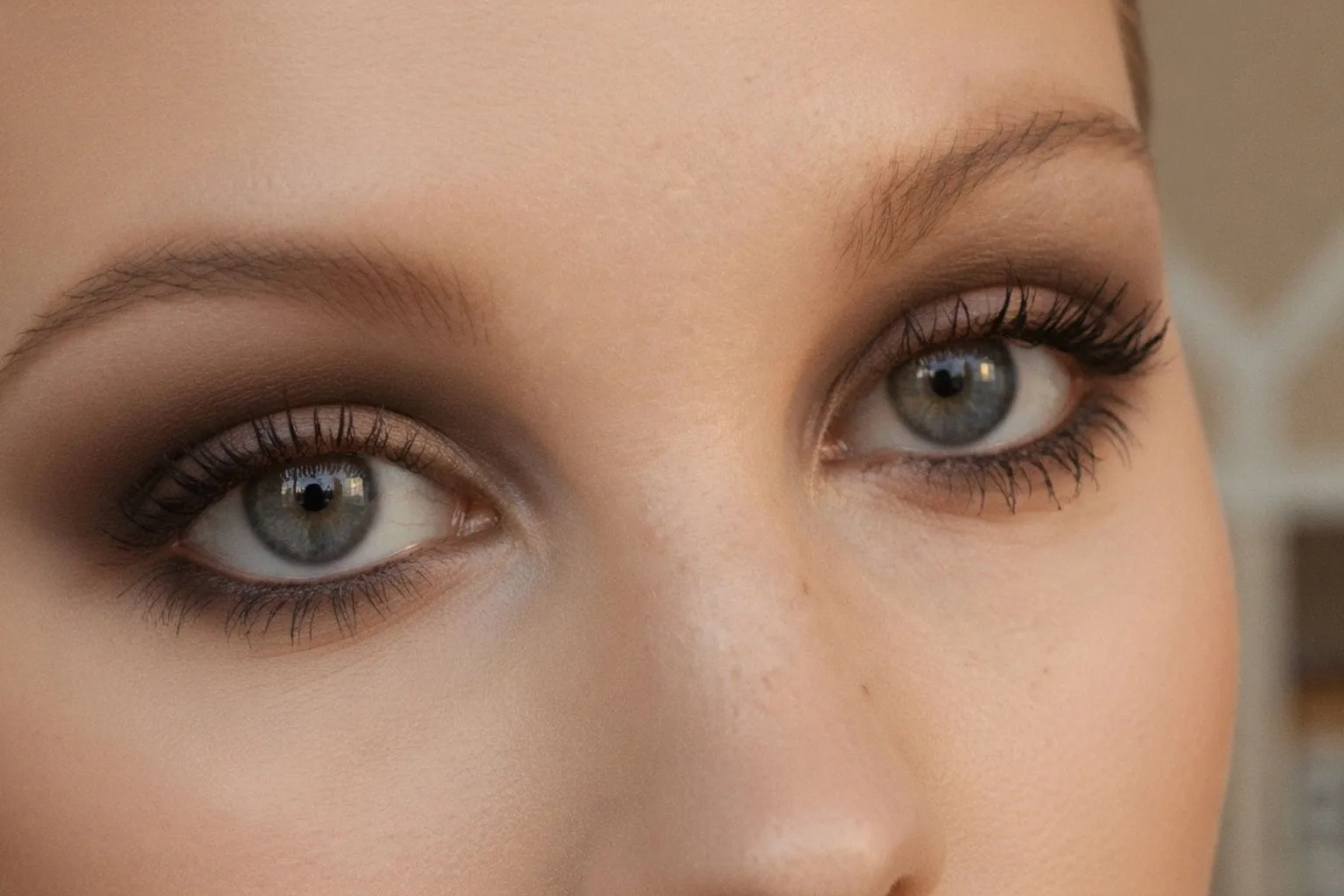 Beautymaxxing: как работают тренды anti-blush и eyemaxxing в TikTok