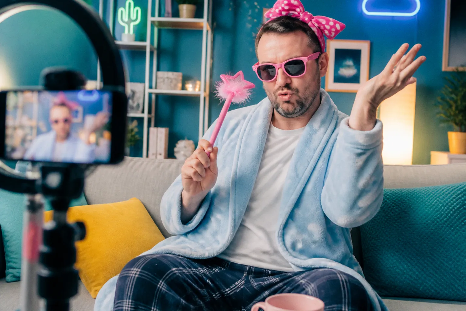 Почему взрослые в TikTok начали вести себя как дети: разбор нового тренда